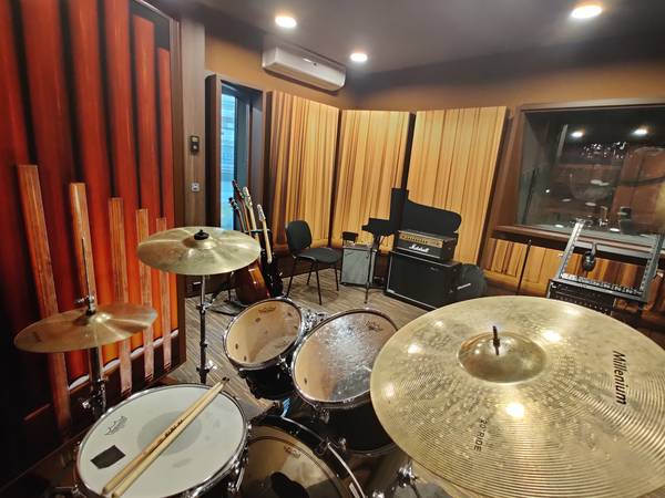 Studio A der SAE Frankfurt mit Instrumenten