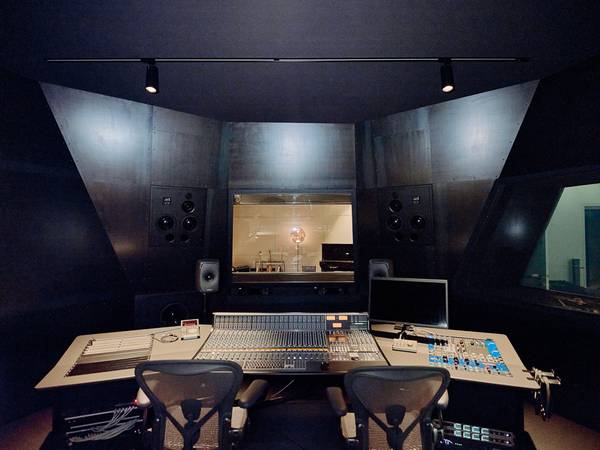 Lautsprecherfront und Mischpult im Black Room in den Circle Studios in Berlin