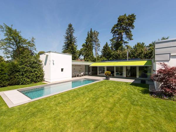 Eingangssituation einer Villa im grünen - geplant von concept-A